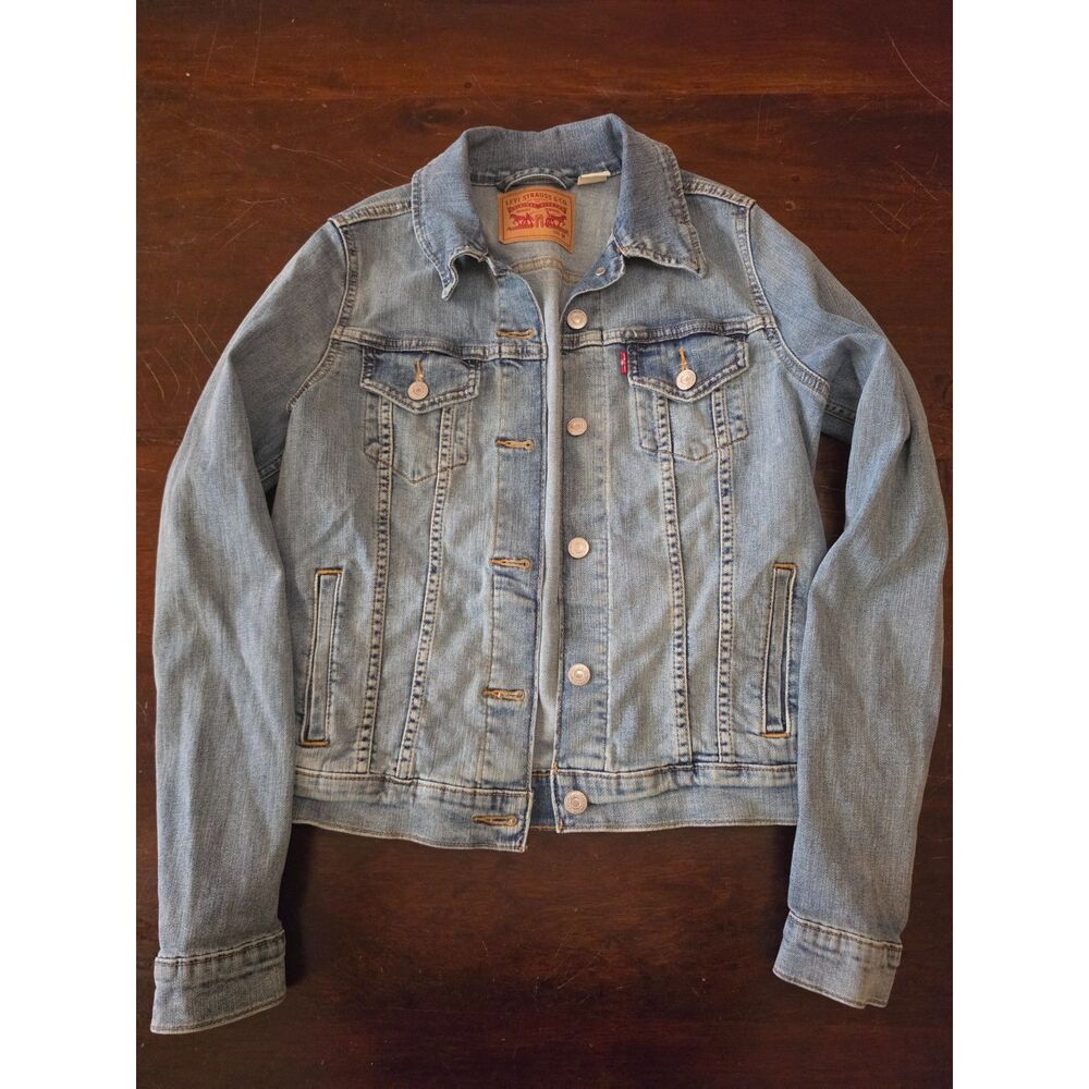 Levi's light blue denim trucker jacket, Size M